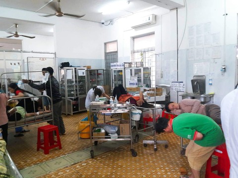 Hơn 300 người ngộ độc do ăn gỏi hải sản tại tiệc cưới - Ảnh 1. Hơn 300 người ngộ độc do ăn gỏi hải sản tại tiệc cưới - Ảnh 1.