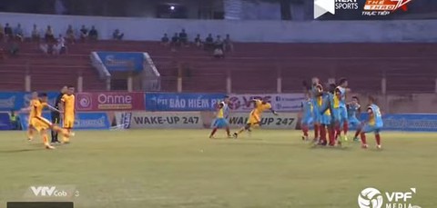 Cầu thủ sút phạt như Ronaldo, Thanh Hóa ngược dòng hạ Khánh Hòa - Ảnh 1. Cầu thủ sút phạt như Ronaldo, Thanh Hóa ngược dòng hạ Khánh Hòa - Ảnh 1.