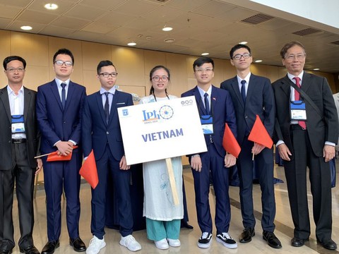 Cô gái vàng Việt Nam ở Olympic vật lý quốc tế 2019 - Ảnh 1. Cô gái vàng Việt Nam ở Olympic vật lý quốc tế 2019 - Ảnh 1.