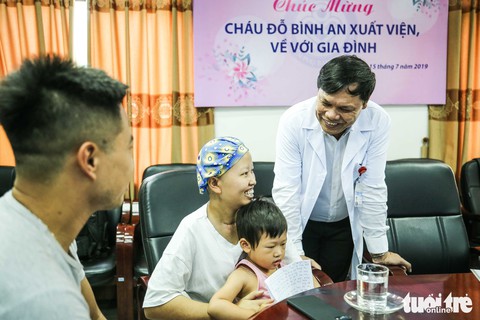 55 ngày diệu kỳ của mẹ Liên và bé Bình An - Ảnh 11. 55 ngày diệu kỳ của mẹ Liên và bé Bình An - Ảnh 11.