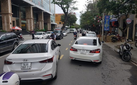 Đà Nẵng thắt chặt dừng, đỗ ô tô để giảm ùn tắc - Ảnh 2. Đà Nẵng thắt chặt dừng, đỗ ô tô để giảm ùn tắc - Ảnh 2.