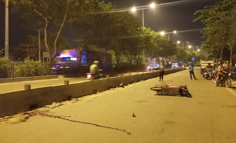 Tông dải phân cách, một người đàn ông đi xe máy chết tại chỗ - Ảnh 2. Tông dải phân cách, một người đàn ông đi xe máy chết tại chỗ - Ảnh 2.