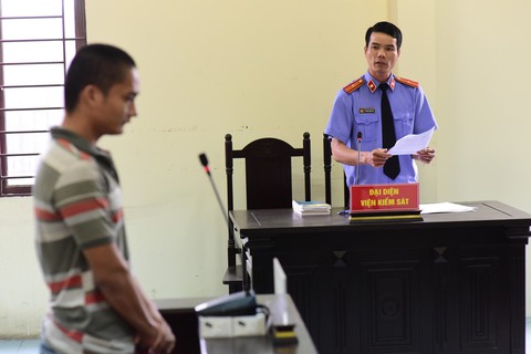 Tài xế lái xe tông gãy barie trạm BOT An Sương nhận 18 tháng tù - Ảnh 2. Tài xế lái xe tông gãy barie trạm BOT An Sương nhận 18 tháng tù - Ảnh 2.