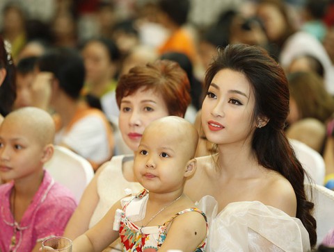 Hoa hậu Đỗ Mỹ Linh và mẹ đăng ký hiến tạng tại Bệnh viện Chợ Rẫy - Ảnh 1. Hoa hậu Đỗ Mỹ Linh và mẹ đăng ký hiến tạng tại Bệnh viện Chợ Rẫy - Ảnh 1.