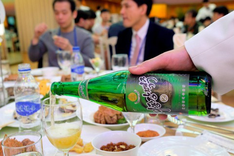 Bán bia Triều Tiên ở Nhật, thanh niên Trung Quốc bị bắt - Ảnh 1. Bán bia Triều Tiên ở Nhật, thanh niên Trung Quốc bị bắt - Ảnh 1.