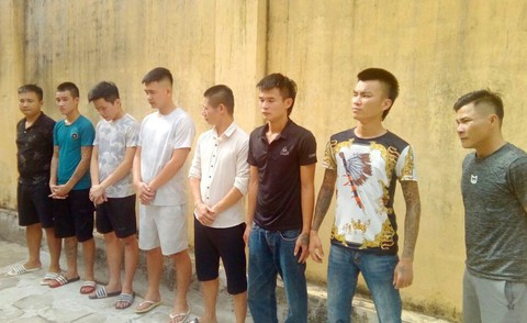Khởi tố nhóm côn đồ thu tiền bảo kê với tài xế taxi, thương lái - Ảnh 1. Khởi tố nhóm côn đồ thu tiền bảo kê với tài xế taxi, thương lái - Ảnh 1.