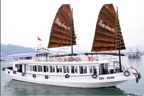 Quay lén khách tắm, một tàu du lịch ở vịnh Hạ Long bị đình chỉ hoạt động - Ảnh 1. Quay lén khách tắm, một tàu du lịch ở vịnh Hạ Long bị đình chỉ hoạt động - Ảnh 1.
