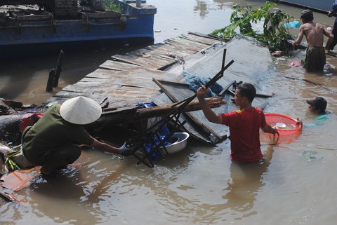 Hà bá nuốt chửng 5 căn nhà lúc nửa đêm, người dân may mắn thoát nạn - Ảnh 3. Hà bá nuốt chửng 5 căn nhà lúc nửa đêm, người dân may mắn thoát nạn - Ảnh 3.