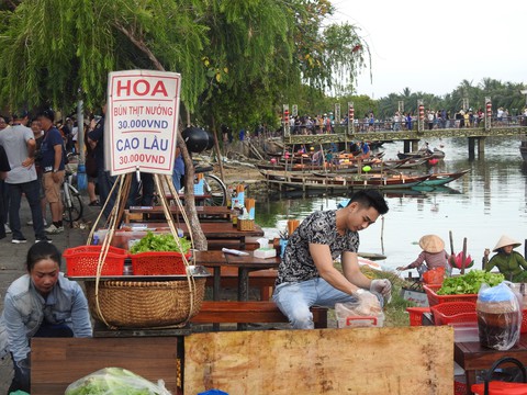 Ngọt lòng gánh bún thịt nướng Hội An - Ảnh 2. Ngọt lòng gánh bún thịt nướng Hội An - Ảnh 2.