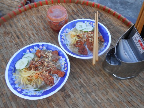 Ngọt lòng gánh bún thịt nướng Hội An - Ảnh 1. Ngọt lòng gánh bún thịt nướng Hội An - Ảnh 1.
