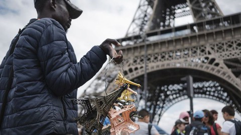 Thế giới kinh doanh phi pháp bên chân tháp Eiffel - Ảnh 1. Thế giới kinh doanh phi pháp bên chân tháp Eiffel - Ảnh 1.