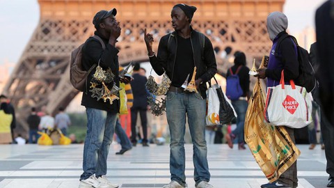 Thế giới kinh doanh phi pháp bên chân tháp Eiffel - Ảnh 5. Thế giới kinh doanh phi pháp bên chân tháp Eiffel - Ảnh 5.