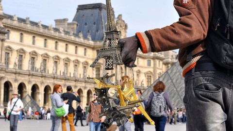Thế giới kinh doanh phi pháp bên chân tháp Eiffel - Ảnh 6. Thế giới kinh doanh phi pháp bên chân tháp Eiffel - Ảnh 6.