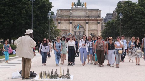 Thế giới kinh doanh phi pháp bên chân tháp Eiffel - Ảnh 7. Thế giới kinh doanh phi pháp bên chân tháp Eiffel - Ảnh 7.