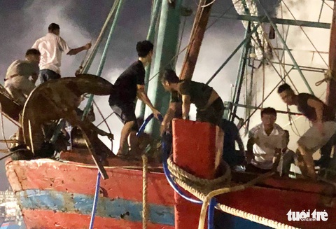 Tàu cá của ngư dân Nghệ An cháy dữ dội trong đêm - Ảnh 3. Tàu cá của ngư dân Nghệ An cháy dữ dội trong đêm - Ảnh 3.