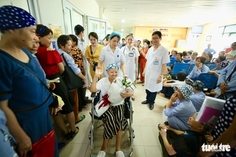 Hai mẹ con chị Liên và bé Bình An cùng ra viện về nhà - Ảnh 4. Hai mẹ con chị Liên và bé Bình An cùng ra viện về nhà - Ảnh 4.