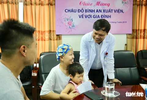 Hai mẹ con chị Liên và bé Bình An cùng ra viện về nhà - Ảnh 6. Hai mẹ con chị Liên và bé Bình An cùng ra viện về nhà - Ảnh 6.