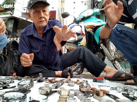 Săn đồ độc vỉa hè - Kỳ 1: Chợ lạc xoong lúc 5h sáng - Ảnh 1. Săn đồ độc vỉa hè - Kỳ 1: Chợ lạc xoong lúc 5h sáng - Ảnh 1.