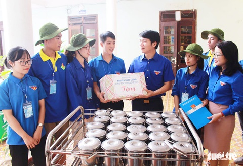 Tặng huy hiệu Tuổi trẻ dũng cảm cho học sinh cứu em nhỏ đuối nước - Ảnh 2. Tặng huy hiệu Tuổi trẻ dũng cảm cho học sinh cứu em nhỏ đuối nước - Ảnh 2.