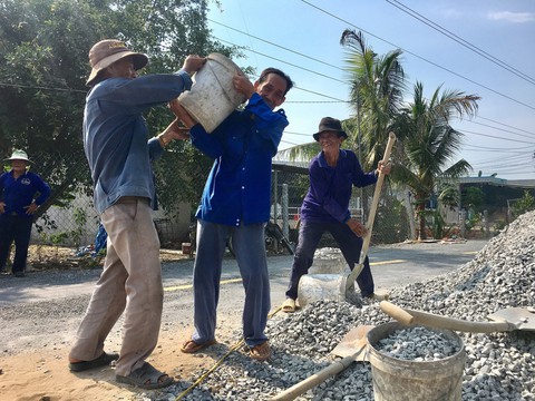 Chuyện không tưởng tượng nổi: những lão nông nghèo Cái Bè xây 300 cầu - Ảnh 3. Chuyện không tưởng tượng nổi: những lão nông nghèo Cái Bè xây 300 cầu - Ảnh 3.