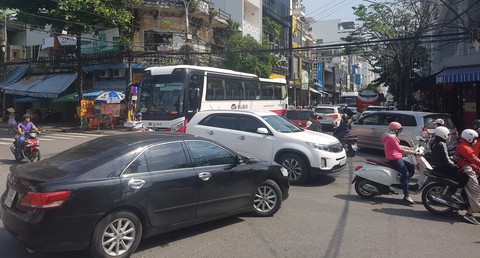 Đà Nẵng thắt chặt dừng, đỗ ô tô để giảm ùn tắc - Ảnh 1. Đà Nẵng thắt chặt dừng, đỗ ô tô để giảm ùn tắc - Ảnh 1.