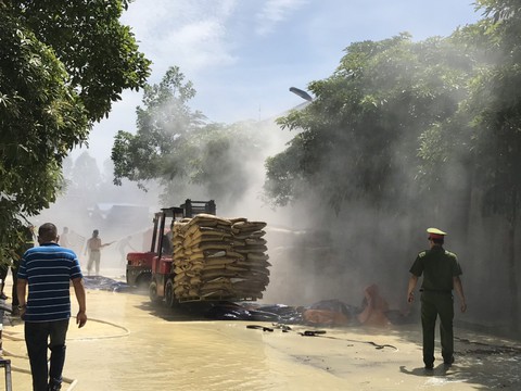 Cháy lớn kho nguyên liệu làm giày da, khói độc phun mù mịt - Ảnh 2. Cháy lớn kho nguyên liệu làm giày da, khói độc phun mù mịt - Ảnh 2.