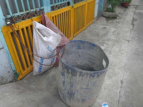Ý thức giữ gìn vệ sinh chung nhìn từ hai bức ảnh - Ảnh 1. Ý thức giữ gìn vệ sinh chung nhìn từ hai bức ảnh - Ảnh 1.