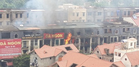 Cháy quán gà ở Thiên đường Bảo Sơn, khói bốc đen kịt - Ảnh 1. Cháy quán gà ở Thiên đường Bảo Sơn, khói bốc đen kịt - Ảnh 1.