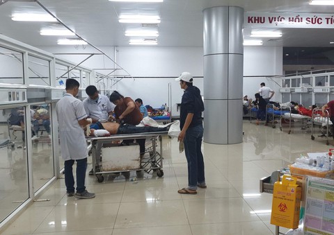 Lật xe khách khi khách đang ngủ trong đêm, 1 người chết, nhiều người cấp cứu - Ảnh 5. Lật xe khách khi khách đang ngủ trong đêm, 1 người chết, nhiều người cấp cứu - Ảnh 5.