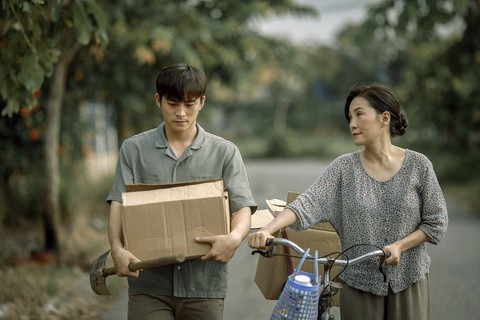 Trailer ‘Thưa mẹ con đi’ gây chú ý vì câu thoại nằm trên, nằm dưới - Ảnh 4. Trailer ‘Thưa mẹ con đi’ gây chú ý vì câu thoại nằm trên, nằm dưới - Ảnh 4.