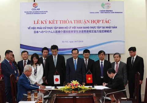 Ký thỏa thuận hợp tác đưa hộ lý Việt Nam sang Nhật Bản - Ảnh 1. Ký thỏa thuận hợp tác đưa hộ lý Việt Nam sang Nhật Bản - Ảnh 1.