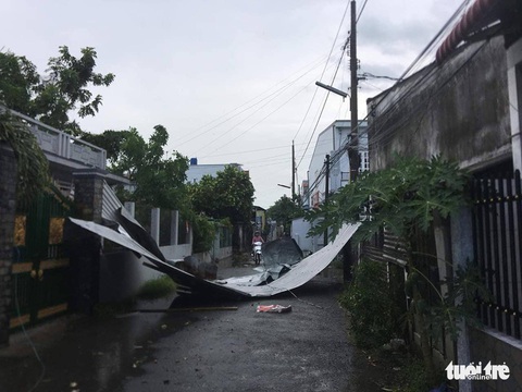 Dông lốc làm sập và tốc mái hơn 300 căn nhà ở miền Tây - Ảnh 2. Dông lốc làm sập và tốc mái hơn 300 căn nhà ở miền Tây - Ảnh 2.