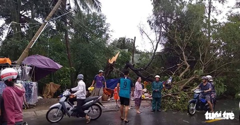 Dông lốc làm sập và tốc mái hơn 300 căn nhà ở miền Tây - Ảnh 3. Dông lốc làm sập và tốc mái hơn 300 căn nhà ở miền Tây - Ảnh 3.
