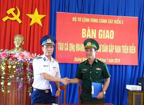 Cảnh sát biển ra Hoàng Sa cứu tàu cá trôi dạt nửa tháng - Ảnh 3. Cảnh sát biển ra Hoàng Sa cứu tàu cá trôi dạt nửa tháng - Ảnh 3.