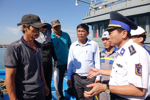 Cảnh sát biển ra Hoàng Sa cứu tàu cá trôi dạt nửa tháng - Ảnh 2. Cảnh sát biển ra Hoàng Sa cứu tàu cá trôi dạt nửa tháng - Ảnh 2.