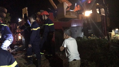 Xe khách lật trong đêm ở Đắk Lắk: Nỗ lực cứu chữa 2 nạn nhân nguy kịch - Ảnh 5. Xe khách lật trong đêm ở Đắk Lắk: Nỗ lực cứu chữa 2 nạn nhân nguy kịch - Ảnh 5.