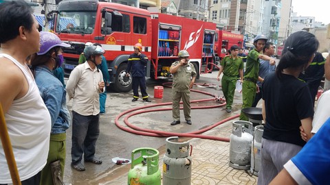 Cháy nổ bình gas tại quán cơm, 2 người bị thương - Ảnh 3. Cháy nổ bình gas tại quán cơm, 2 người bị thương - Ảnh 3.