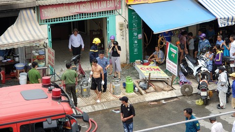 Cháy nổ bình gas tại quán cơm, 2 người bị thương - Ảnh 2. Cháy nổ bình gas tại quán cơm, 2 người bị thương - Ảnh 2.