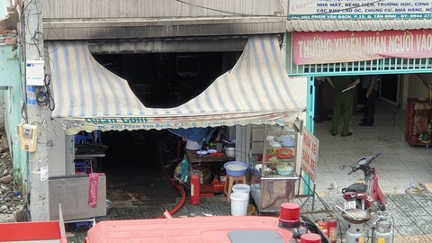Cháy nổ bình gas tại quán cơm, 2 người bị thương - Ảnh 1. Cháy nổ bình gas tại quán cơm, 2 người bị thương - Ảnh 1.