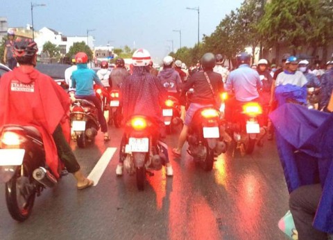 Mưa lớn, nước chảy xiết cuốn ngã nhiều xe máy ở Thủ Đức - Ảnh 5. Mưa lớn, nước chảy xiết cuốn ngã nhiều xe máy ở Thủ Đức - Ảnh 5.