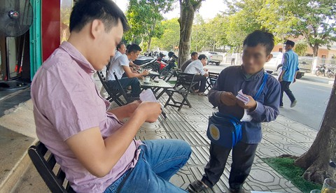 Không hiểu tại sao họ nỡ lừa những người cơ cực như tụi tui nữa - Ảnh 8. Không hiểu tại sao họ nỡ lừa những người cơ cực như tụi tui nữa - Ảnh 8.