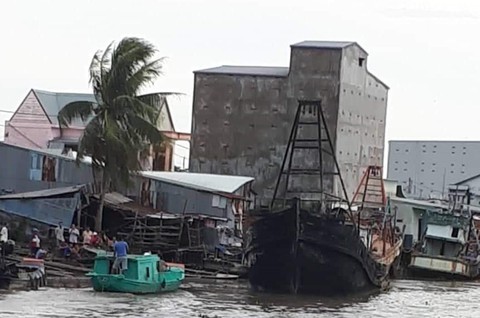 3 tàu cá chuẩn bị ra khơi cháy rụi trong đêm vì 1 bữa nhậu? - Ảnh 1. 3 tàu cá chuẩn bị ra khơi cháy rụi trong đêm vì 1 bữa nhậu? - Ảnh 1.