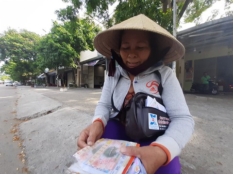 Không hiểu tại sao họ nỡ lừa những người cơ cực như tụi tui nữa - Ảnh 5. Không hiểu tại sao họ nỡ lừa những người cơ cực như tụi tui nữa - Ảnh 5.