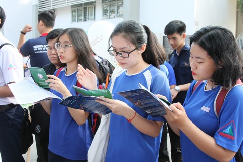 Điểm sàn chính thức nhiều trường công bố tăng mạnh - Ảnh 1. Điểm sàn chính thức nhiều trường công bố tăng mạnh - Ảnh 1.