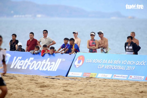 Bóng đá bãi biển vô địch quốc gia 2019 khai mạc sôi động ở Nha Trang - Ảnh 2. Bóng đá bãi biển vô địch quốc gia 2019 khai mạc sôi động ở Nha Trang - Ảnh 2.