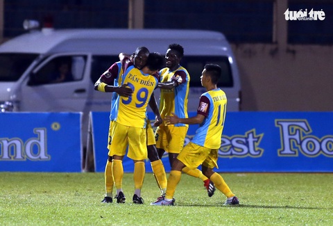 Tuyển thủ U23 Tiến Linh trở lại, B.Bình Dương vẫn thua Khánh Hòa 0-1 - Ảnh 1. Tuyển thủ U23 Tiến Linh trở lại, B.Bình Dương vẫn thua Khánh Hòa 0-1 - Ảnh 1.