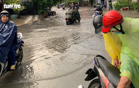 Mưa lớn, nước chảy xiết cuốn ngã nhiều xe máy ở Thủ Đức - Ảnh 3. Mưa lớn, nước chảy xiết cuốn ngã nhiều xe máy ở Thủ Đức - Ảnh 3.