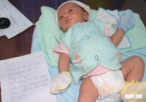 Bé trai sơ sinh bị bỏ rơi trước cổng nhà dân trong đêm khuya - Ảnh 1. Bé trai sơ sinh bị bỏ rơi trước cổng nhà dân trong đêm khuya - Ảnh 1.