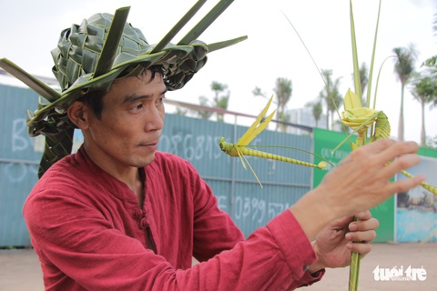 Nghề... xỏ lá giữa Hà thành - Ảnh 2. Nghề... xỏ lá giữa Hà thành - Ảnh 2.