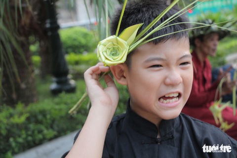Nghề... xỏ lá giữa Hà thành - Ảnh 8. Nghề... xỏ lá giữa Hà thành - Ảnh 8.